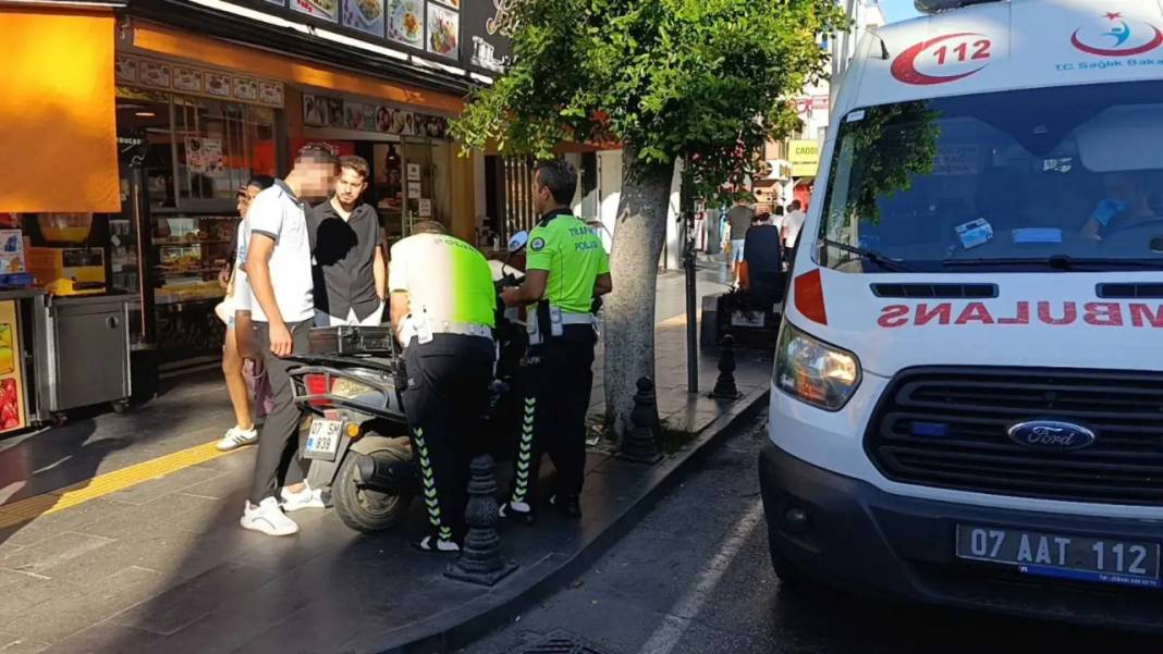 Manavgat’ta Yaya Geçidinde Yol Verildi Sandı Kıl Payı Kurtuldu! 2